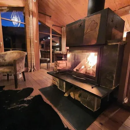 Cosy 4 Bedroom With Hot Tub *